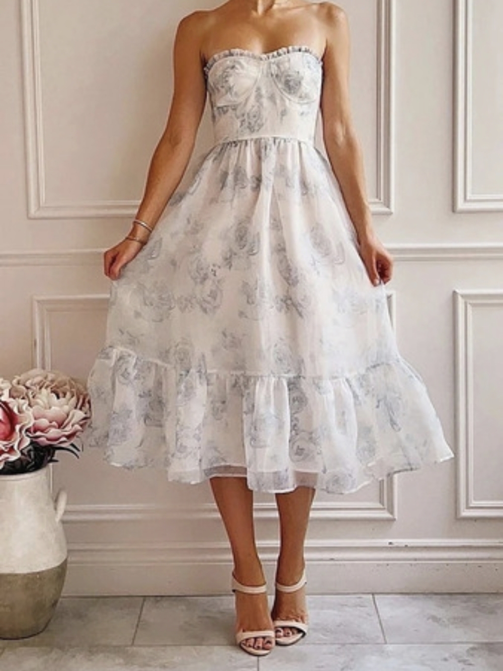 Storia Floral Maxi Dress in White & Blue Size Medium Like New